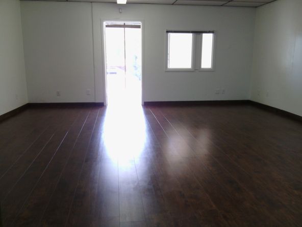 GOOD LOOKING OFFICE, NEW WOOD FLOORING. EASY LEASE
